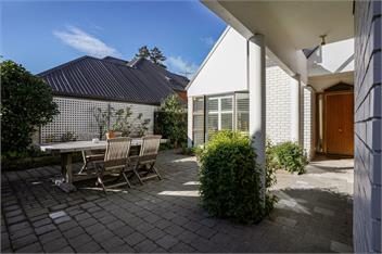 Stylish Fendalton Townhouse (Bachcare) - Christchurch