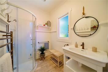 Fiordland Hideaway (Bachcare) - Te Anau