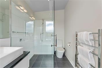 The Moorings Apartment 5 - a stone's throw from the lake! - Taupo