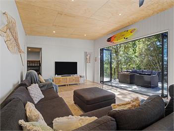 Modern Coastal Tree House (Bachcare) - Whangamata