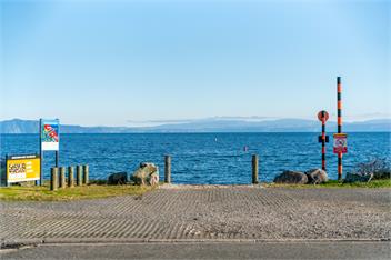 Tui Shack - cosy with lake views - 