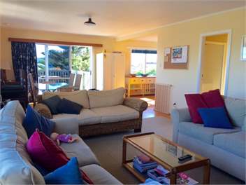 Ideal Family Bach - Mahia Beach