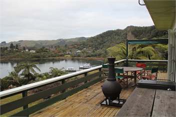 LAKE EDGE MINT BACH Available King's Birthday Weekend WITH JETTY - Rotorua