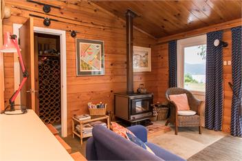 Lakefront , mountain views Holiday Bach - Taupo