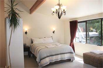 Walnut Grove Lodge sleeps 26 - Christchurch