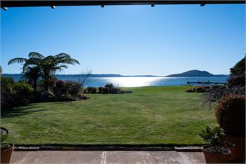 "Taha Moana" Step out the door onto the lake front - Rotorua