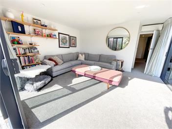 Idyllic lake edge property with own jetty - Rotorua