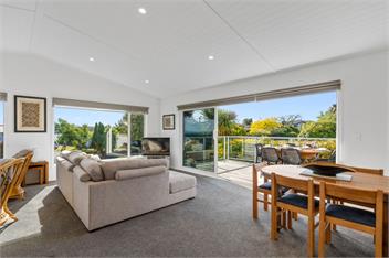Scenic Lake Views (Bachcare) - Taupo