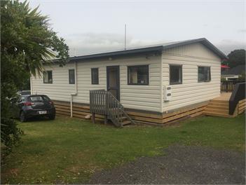 Family retreat in town - sleeps 5 - Raglan