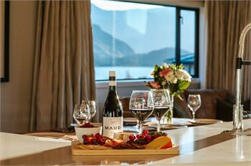 Te Moana | Lake Views | Sleeps 7 - Wanaka