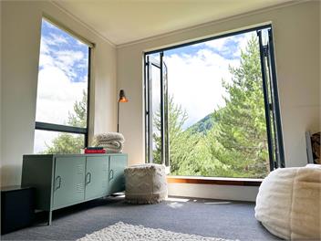 Amongst the pines | 2 bedroom bach | Stellar Views - Queenstown
