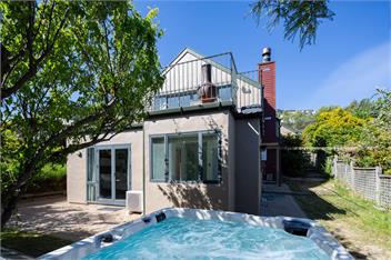 Lakeview Paradise: 3BR, Hot Tub, BBQ, Garden - Queenstown