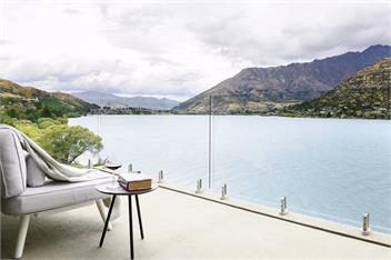 LakeLife Lake Front Apartment - Queenstown