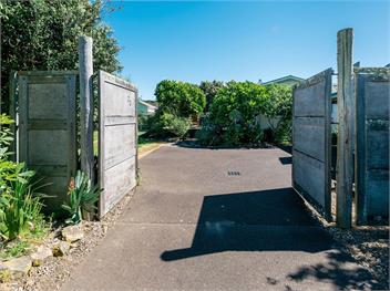 Moa Bach (Bachcare) - Oneroa