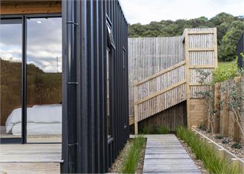 Private Modern Bach near the beach - Raglan