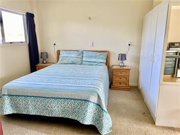 LARGE BACH 500 METRES FROM BEACH - Whangamata