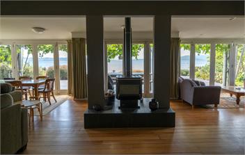 Lounge to Lake - Water's Edge, Lake Rotorua - Rotorua
