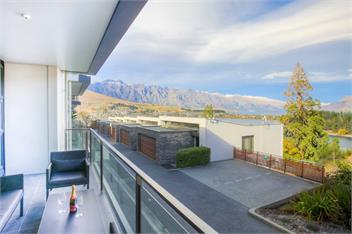 Panoramic Escape | 2BR 2BA Apt with Balcony - Queenstown