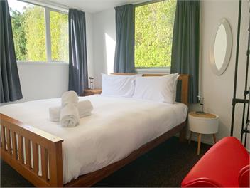 3-Bed Queenstown Apt with Balcony, Close to Town - Queenstown