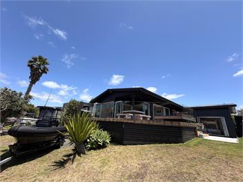 Omaha Beach House with Open-Air Living and Gulf Views - Auckland