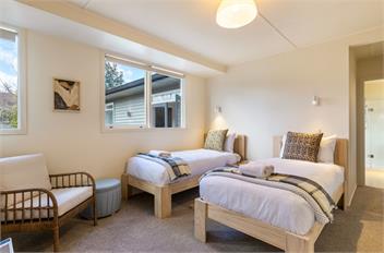 Loulou Lodge - family fun, close to lake - 