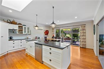 NEW large Richmond semi rural spacious quiet home with outdoor spa. -